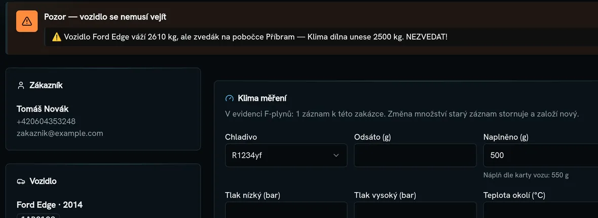 Zakázka v Servisatoru — varování, že Ford Edge o 2 610 kg přesahuje nosnost zvedáku 2 500 kg, vedle karta vozu s SPZ, chladivem a výškou